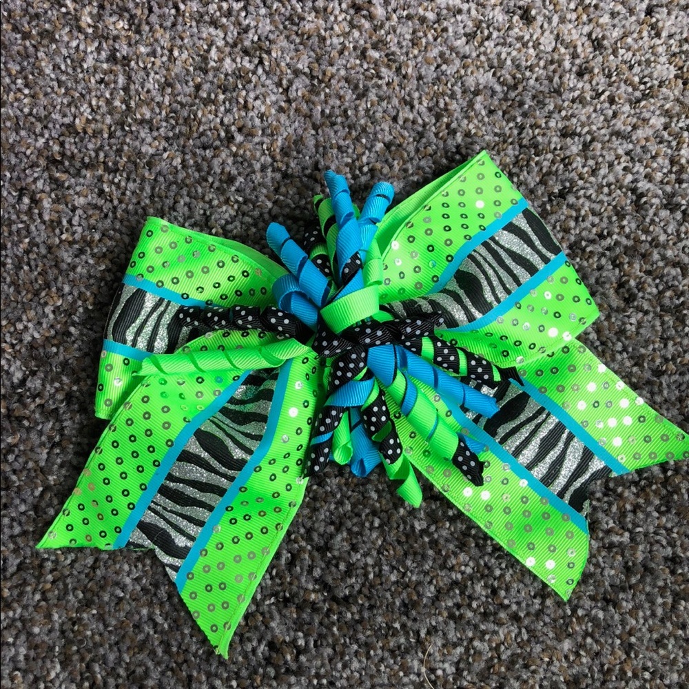 Kids cheer bow